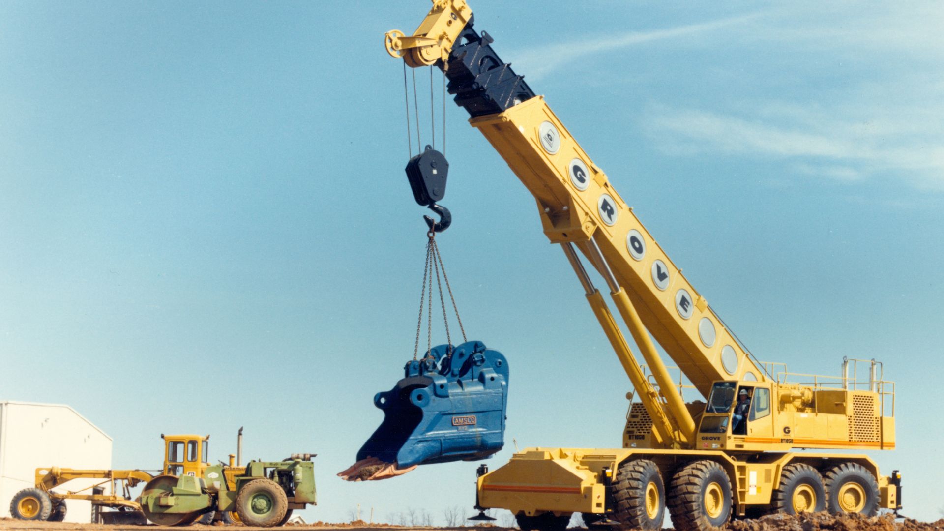 Choosing Between Crane Rental in Abu Dhabi and Telehandler Rentals